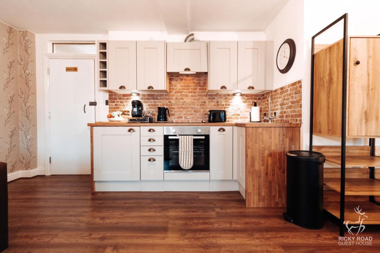 Ricky Road Guest House - Premium 왓퍼드 외부 사진